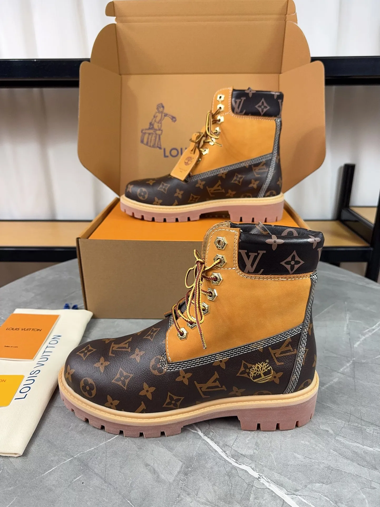 Couple model 💰700 ❤️Top version: Couple model LV x Timberland Timberland joint model Presbyopia Embossed Rhubarb boots Ankle boots Short boots LV x Timberland ankle boots are made of Monogram embossed waterproof nubuck cow leather, relying on the brand's exquisite craftsmanship to carefully reshape the classic Timberland 6-inch boot shape in Italy, and make an eye-catching appearance in 2024 created by Pharrell Williams with American workwear style Autumn and winter menswear show. Monogram embossed tongue, original Timberland laces and outsole are exquisite details, and the leather label expresses the cooperation logo. Exquisite packaging at the delivery counter🛍📦 ▪️Material: Original customized imported first-layer cowhide ▪️Inner lining: Original customized leather lining/mesh lining ▪️Outsole: Original molded anti-slip rubber material ▪️Sole thickness: 3.5CM ▪️Size: Women's 35-40 Men's 39-46